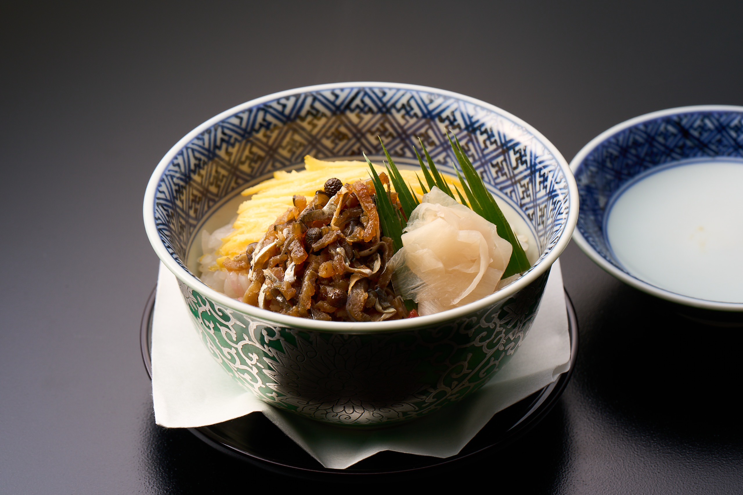 織部掛分草花文三ツ足 刺身鉢揃 5点 老舗料亭 鱧皮温寿司 – 大阪料理会ホームページ